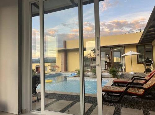 Hermosa y Moderna Casa Campestre