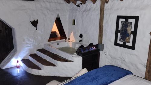 Hobbit Hotel El peñol Guatapé in La Pradera