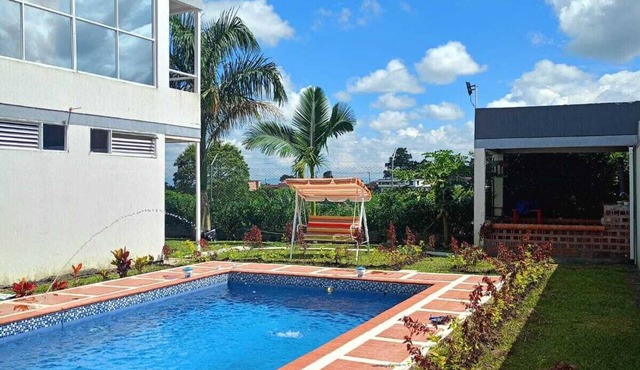 House with a Pool and Jacuzzi in the Coffee Region, 25 minutes from Parque Café