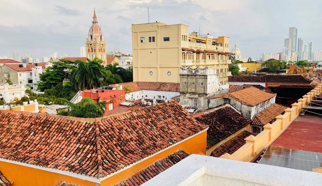 In the heart of colonial walled city! Cozy 2-bedroom apartment with WiFi, AC in Cartagena de Indias