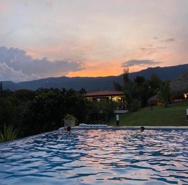 increible casa de campo con piscina y jacuzzi!