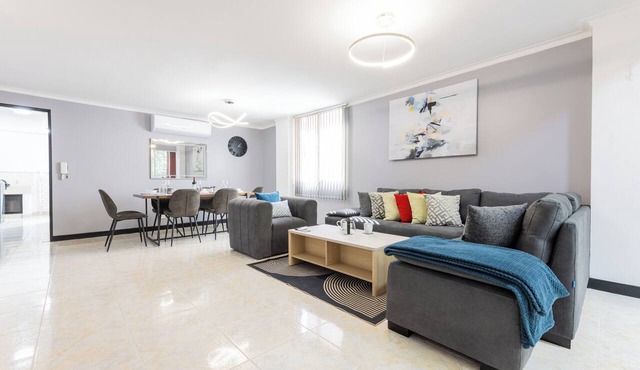 Large Hidden Gem in Poblado with A/C and gym. Steps from Provenza/Lleras.