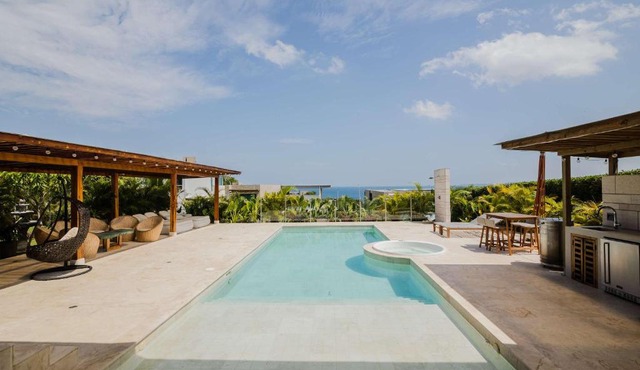 Luxury 3-Bedroom Villa with Private Pool & Jacuzzi in Porto Nao