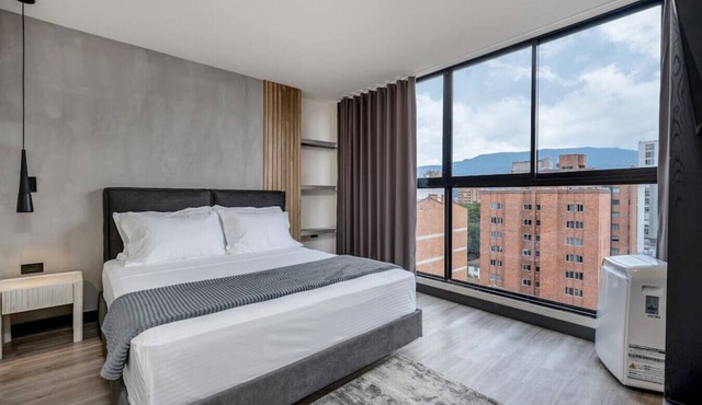 Luxury 3BR Oasis in Laureles with AC - fast Wifi in Medellín
