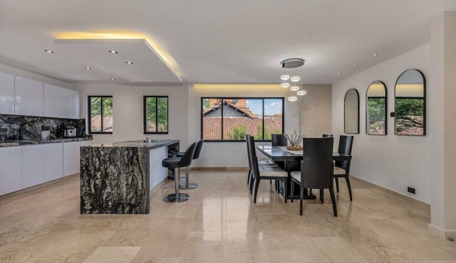 Luxury 3BR Retreat, Private Jacuzzi, Nightclub &AC