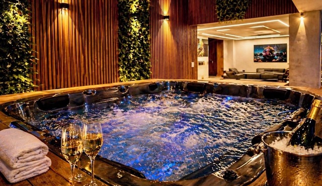 Luxury House w/Jacuzzi/13 px/12 min Provenza, Laureles, Estadio