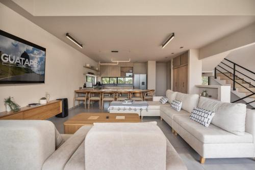 Luxury Villa in Guatapé | Pool and lake