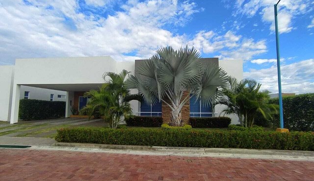 Magnífica casa de 4 dormitorios con aire acondicionado en la vía Flandes Espinal