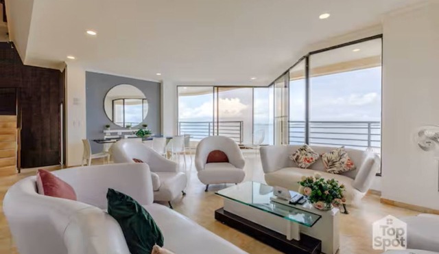 Oceanfront 4Bdr Triplex PH with Amazing Views!