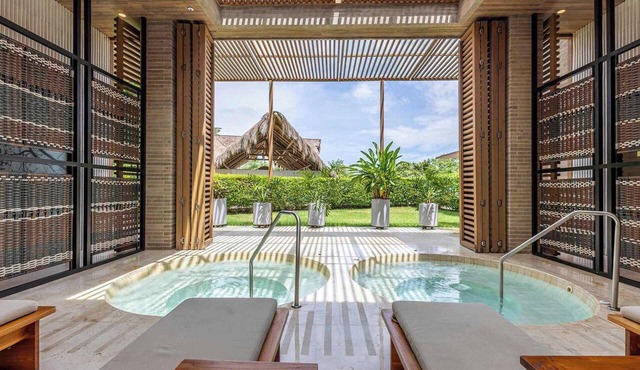 Pool, sauna & jacuzzi steps from the beach