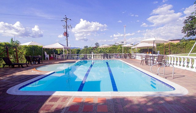 Private Country Home: Pool, Jacuzzi & Nature – 20 min to Pereira