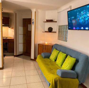 Quiet studio apartment one block from the beach