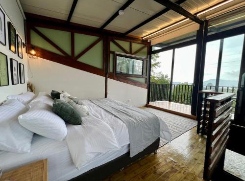 Refined cabin, panoramic views, steps from Jericó