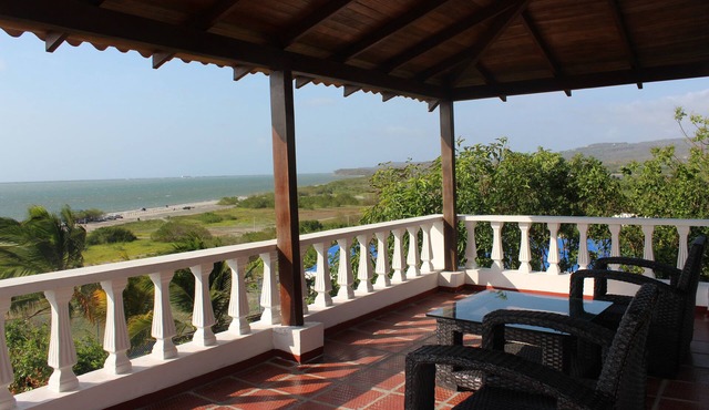 Relax Near The Beach! 5 Bedroom Cottage with A/C & top amenities in Playa Medoza