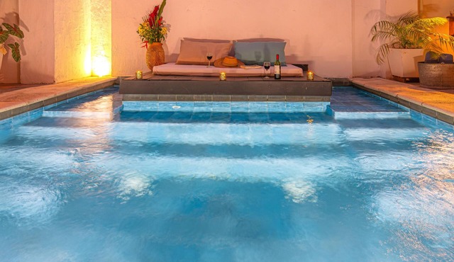 Room in Colonial House with Pool and Rooftop