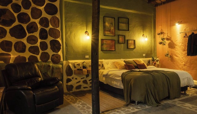Rustic Cabin: waterfall trail, hot tub, projector, steps from Jericó in Jericó