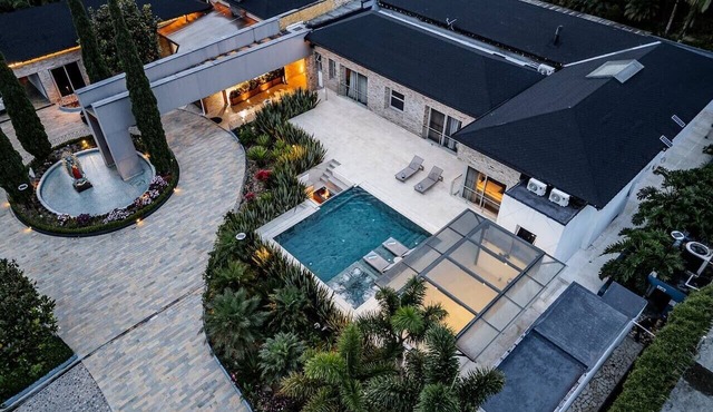 San Antonio Mansion | Jacuzzi | Fire Pit | Cinema