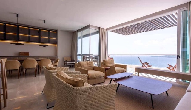 Sea-view penthouse w/pool & gym