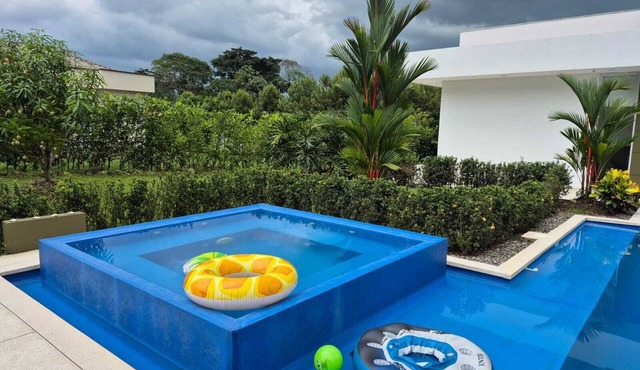 Spacious 4-Bedroom Country House with a Pool, Jacuzzi, and Lush Gardens
