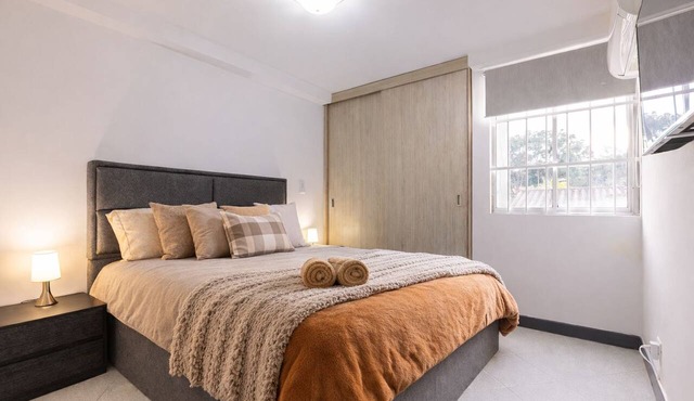 Spacious 5bd 4ba apt. with AC and gym in Poblado near Park Lleras and Provenza!