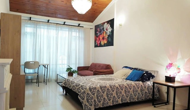 Spacious and beautiful room with fireplace, near the North Highway, Bogotá