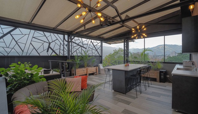 Stunning 3-bedroom penthouse apartment with a large hot tub in Medellín's historic district in Medellín