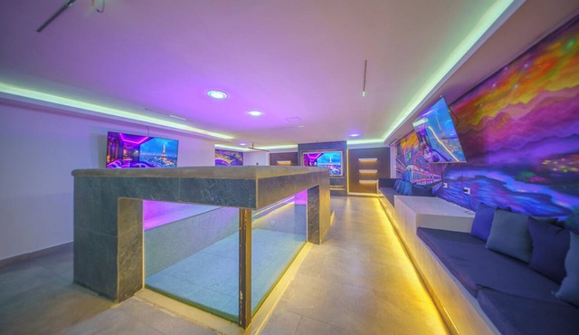 The Garden Mansion | 11 Bedrooms with Club Lounge Jacuzzi Olympic Pool Maid AC in Medellín
