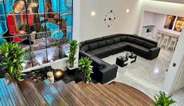 The Imperial 10 bedroom villa (Bachelor friendly) 4 blocks from lleras park