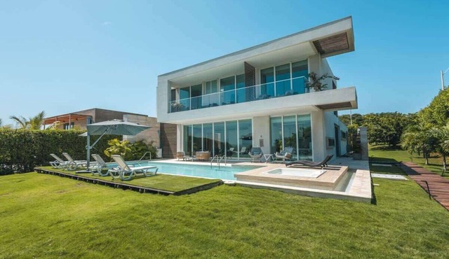 Waterfront villa with pool and beach access in Cartagena de Indias
