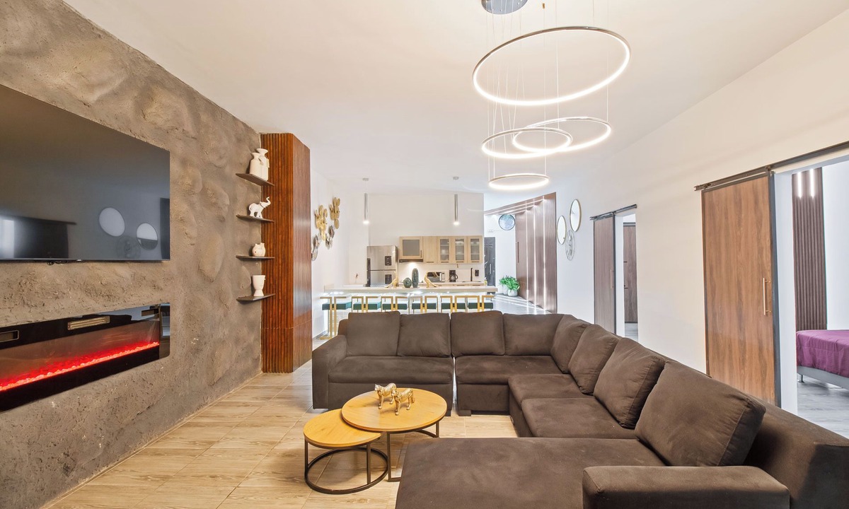 Zona Rosa Apartment | 6 BR with Jacuzzi 1 block from LLeras