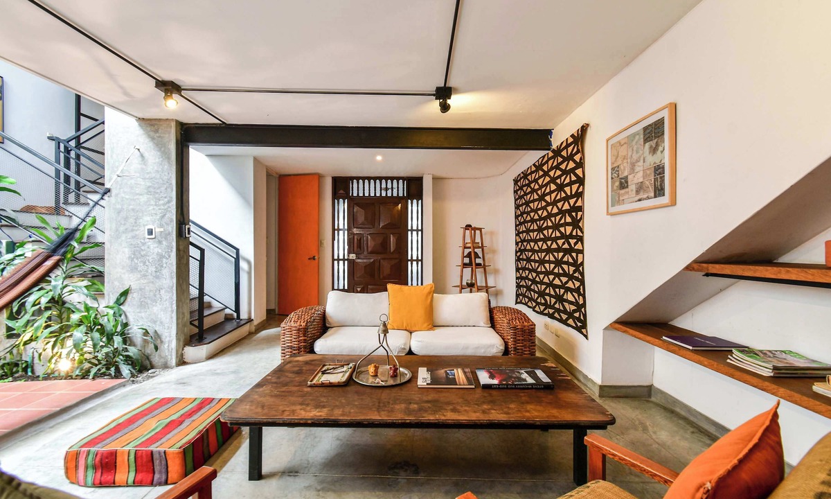 La America House | w Bright Colonial 5BR House With Balcony