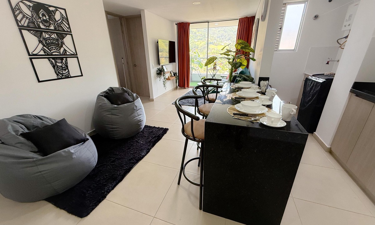 Sabaneta Apartment | Mountain View, Pool & Gym (2506)