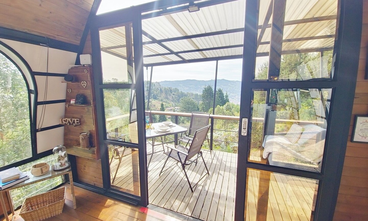 Guarne Cottage | Lakeside Glamping With View, Fire Pit & Hammock