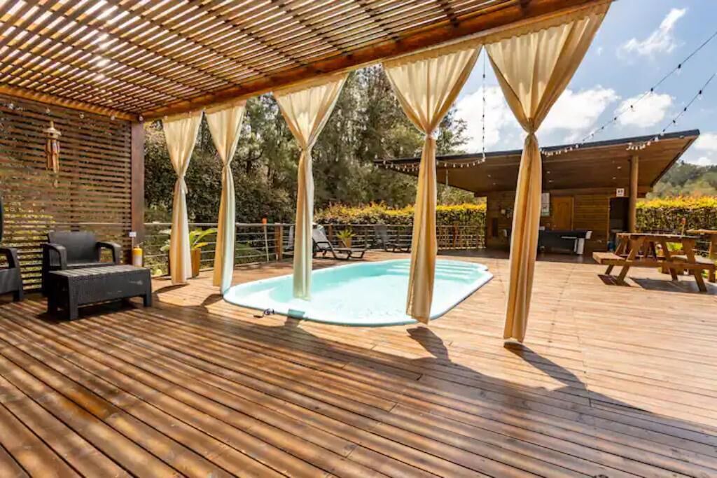 Guatape Cabin | Cabaña en Guatape 21 personas , jacuzzi, piscina, billar.