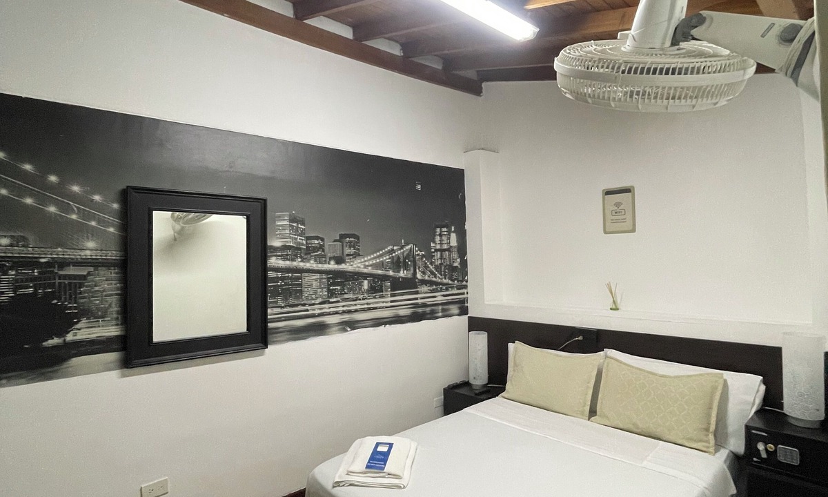 Zona Rosa Hostel | Hostal Lleras Calle 8 - Hostel