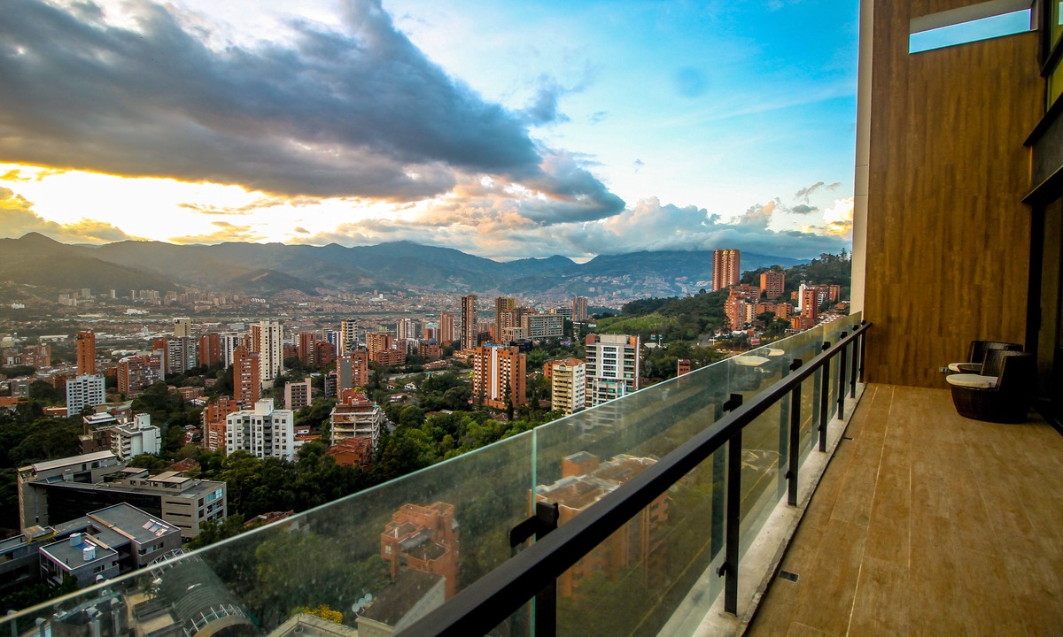 Las Lomas I Condo | ★18th Floor★Coolest building in Medellin★RoofTop Pool/Jacuzzi/Gym★Amazing Views★
