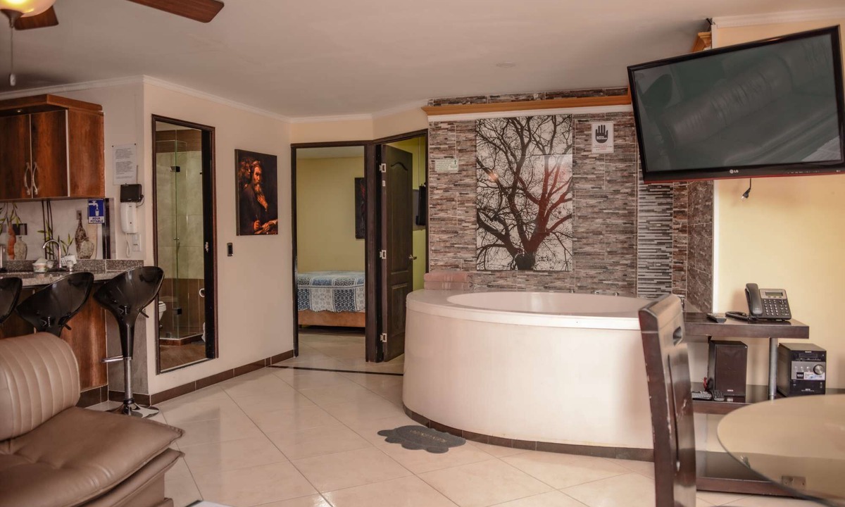 El Poblado Apartment | 2 Bedroom Hot tub security AC Lleras area