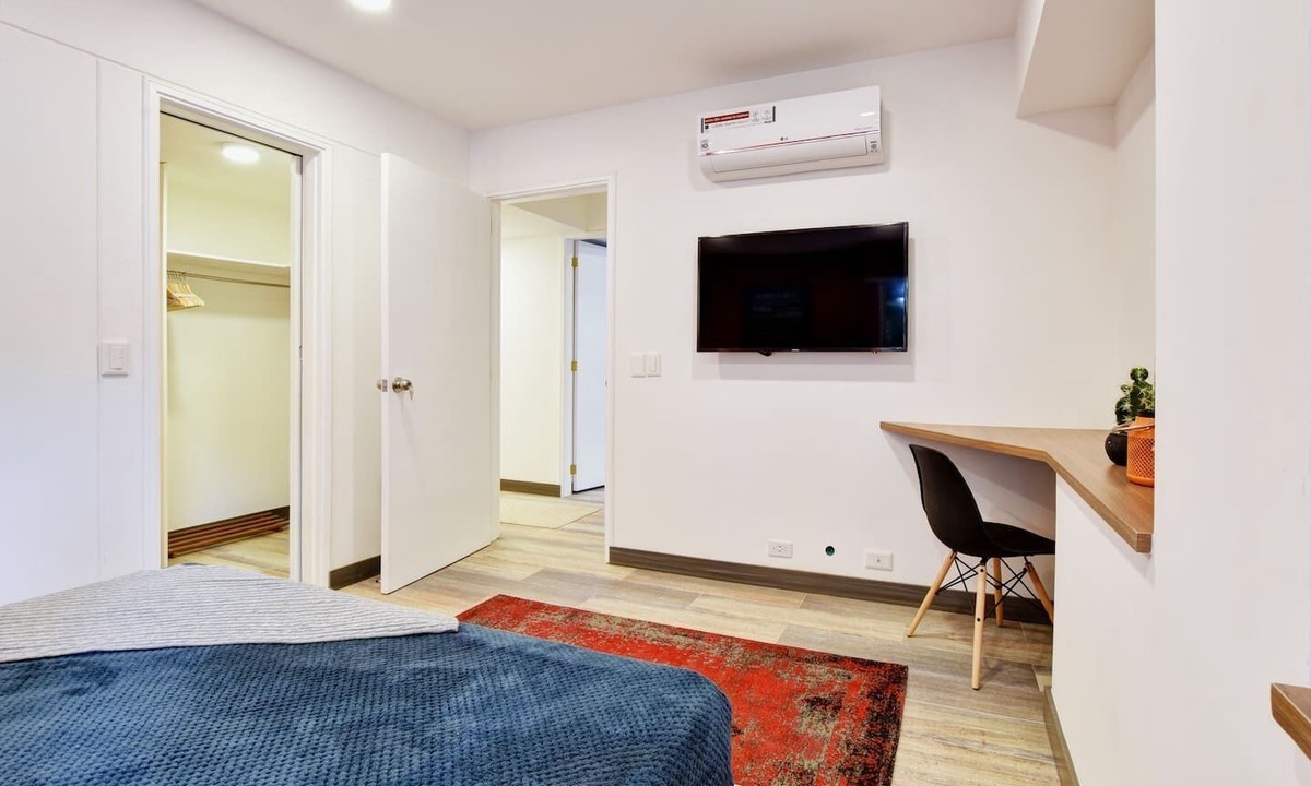 La Florida Apartment | Homey Atmosphere 3BR Flat steps from Provenza with A/C