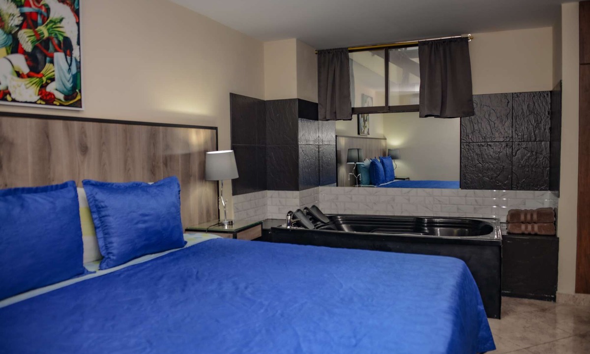 Astorga Apartment | King One bedroom AC HOT TUB ELEVATOR 2 Flat screens