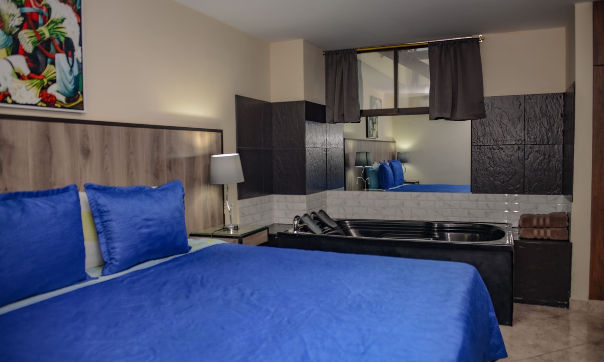Zona Rosa Apartment | One Bedroom AC Hot Tub Flat screens Parque Poblado APT 402. No fees guests