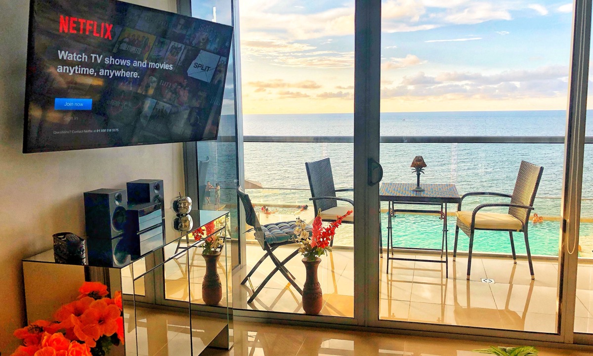 Bocagrande Condo | Amazing Poolside Paradise! Ultra-fast internet!