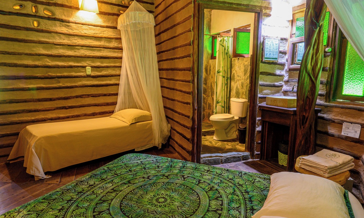 Restrepo Cabin | Eco-friendly structure, inspired by a Yarumo leaf, ideal for couples or friends. Surrounded by tropical nature, lakes, forest trails, birdlife, and peaceful vibes.