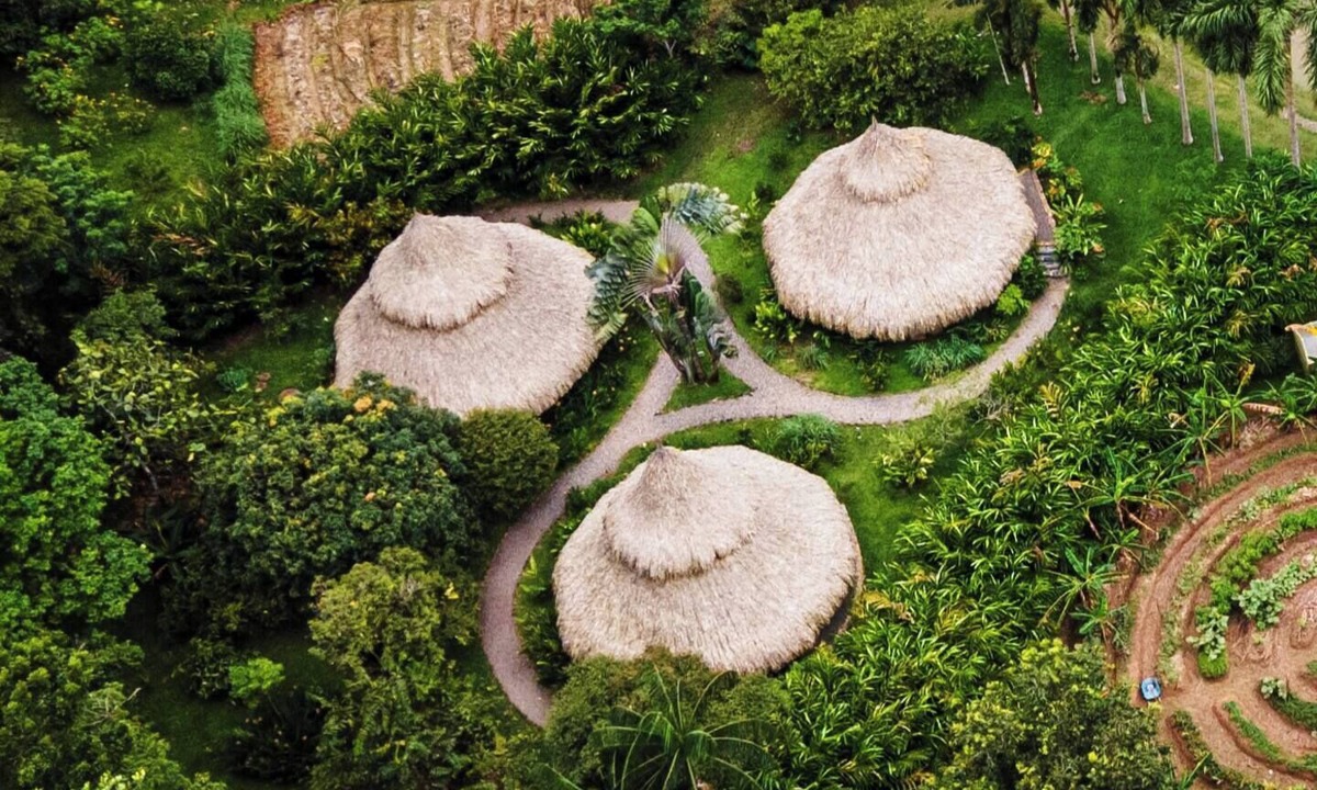 Restrepo Cabin | Eco-friendly structure, inspired by a Yarumo leaf, ideal for couples or friends. Surrounded by tropical nature, lakes, forest trails, birdlife, and peaceful vibes.