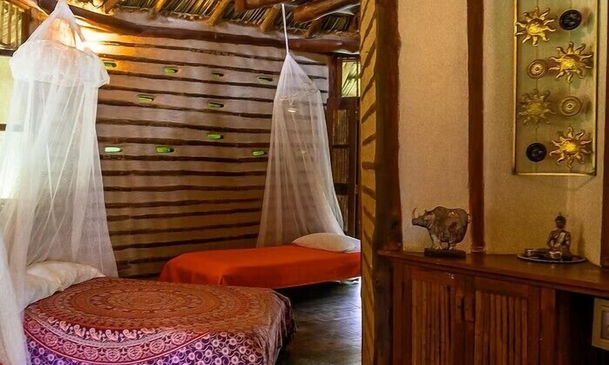 Restrepo Cabin | Eco-friendly structure, inspired by a Yarumo leaf, ideal for couples, families, or small groups of up to five guests. Surrounded by tropical nature. Enjoy breakfast, a natural pool, forest trails, birdlife, and peaceful cabin designs.