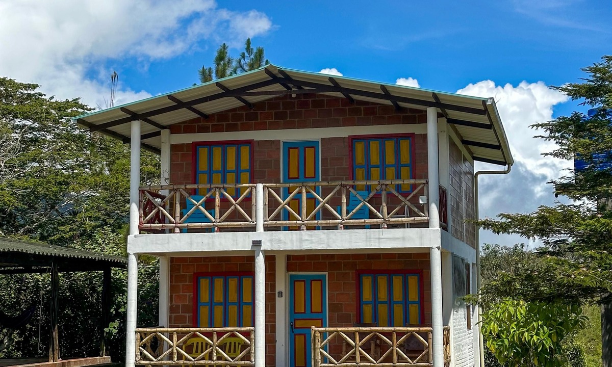 Dagua Cabin | A cabin nestled among the mountains, birds, and a magical view in El Queremal