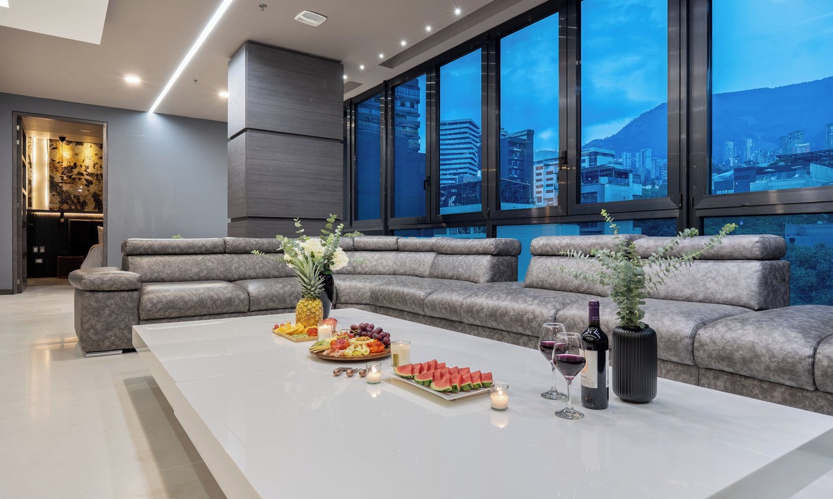 Popular Apartment | Luxury 4BR Glass Penthouse right in Lleras Park