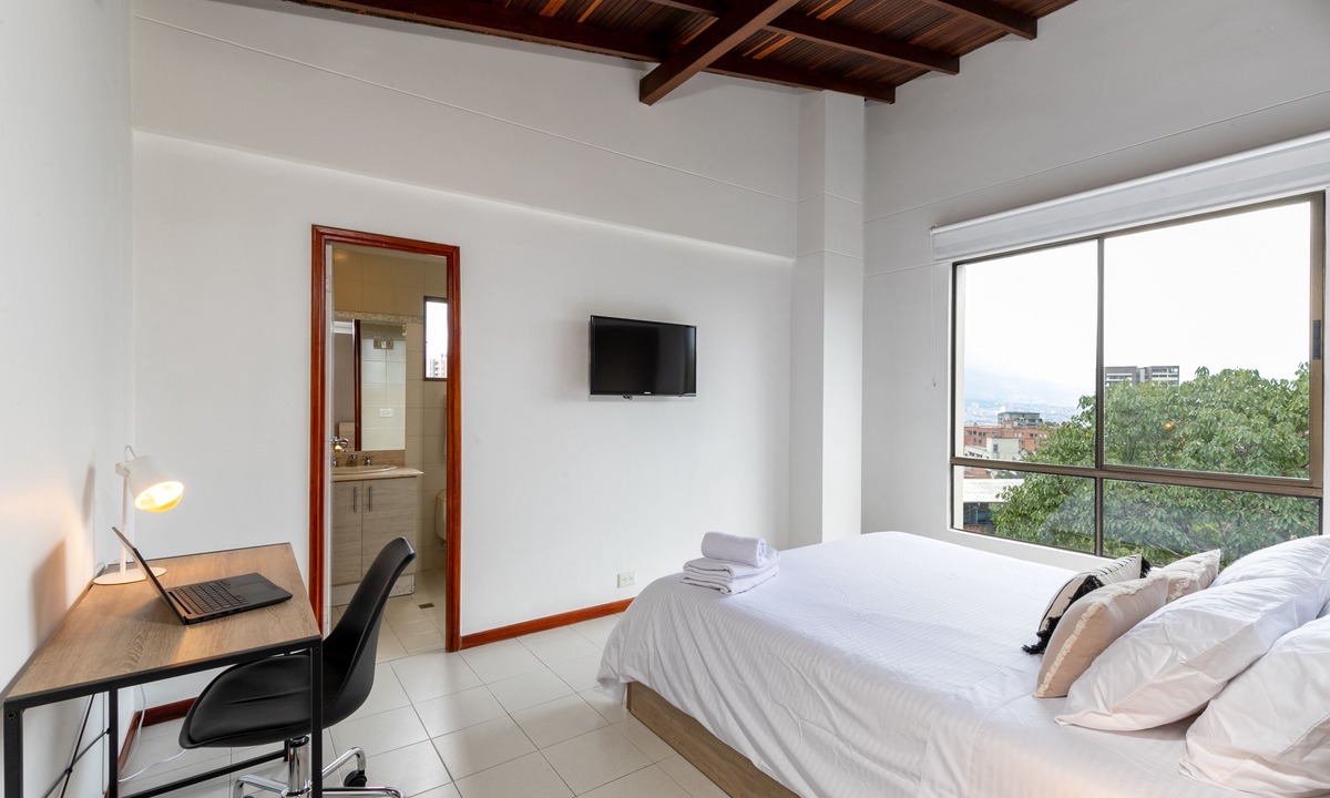 Los Naranjos Apartment | Peaceful Flat in a Prime Location near Tesoro Mall