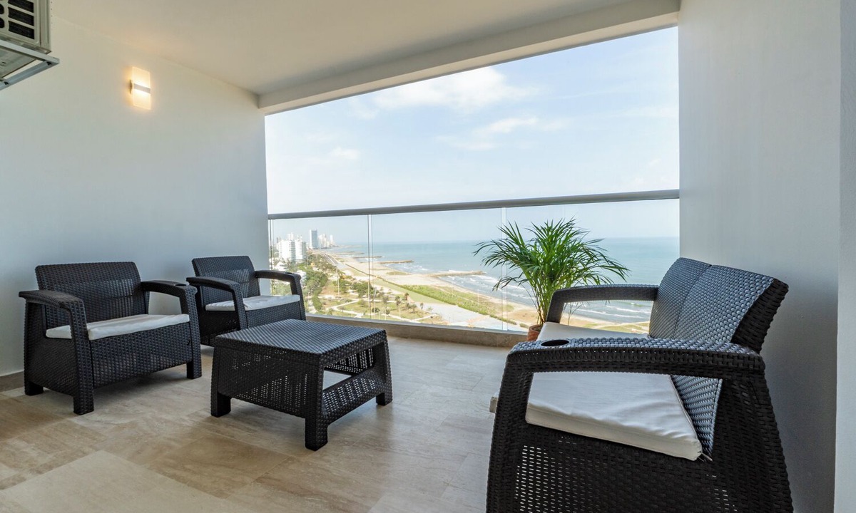 Crespo Apartment | Panoramic Oceanview Loft Near Beach & Airport