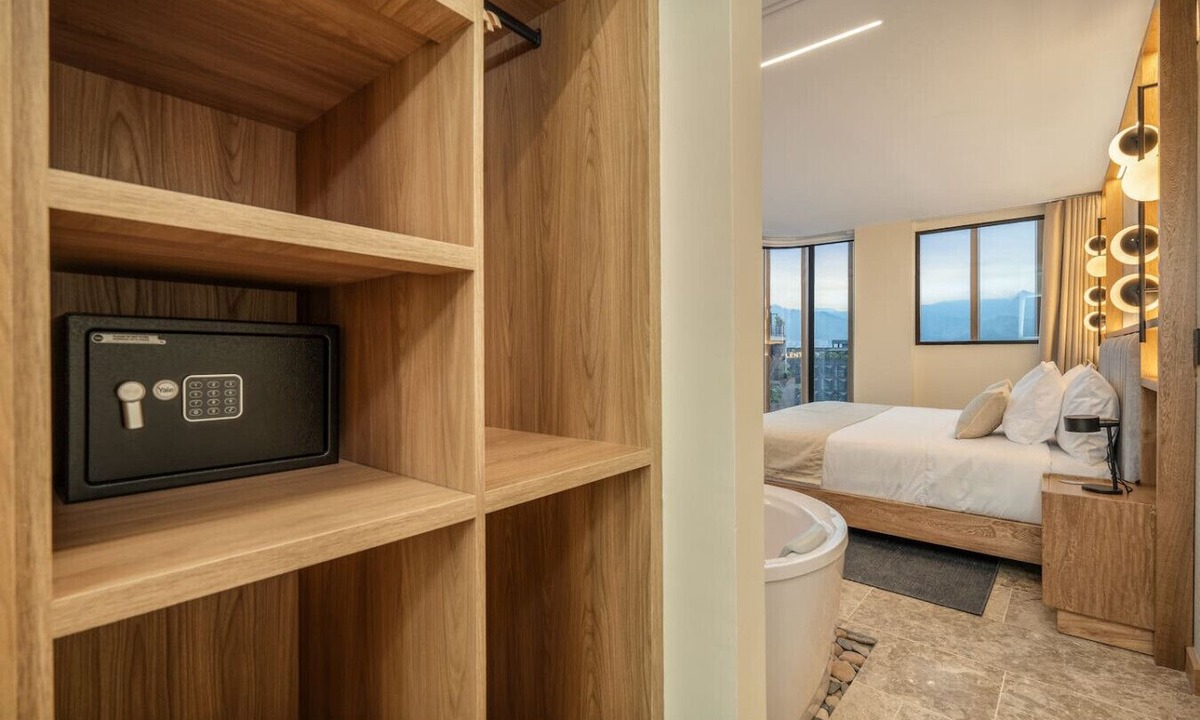 Zona Rosa Hotel | Luxury Suite with AC, Private Hot Tub & City View