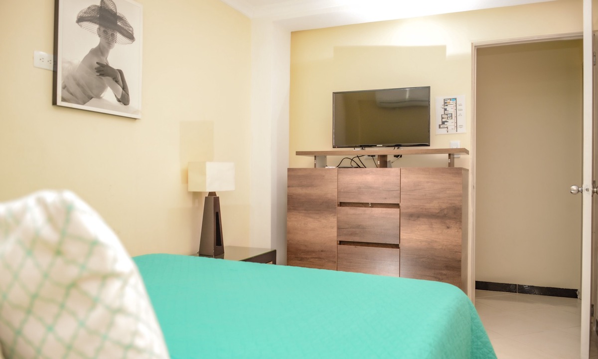Zona Rosa Apartment | 3 Bedroom Hot Tub Apt 3 Blocks From Park Lleras. Guests no charge